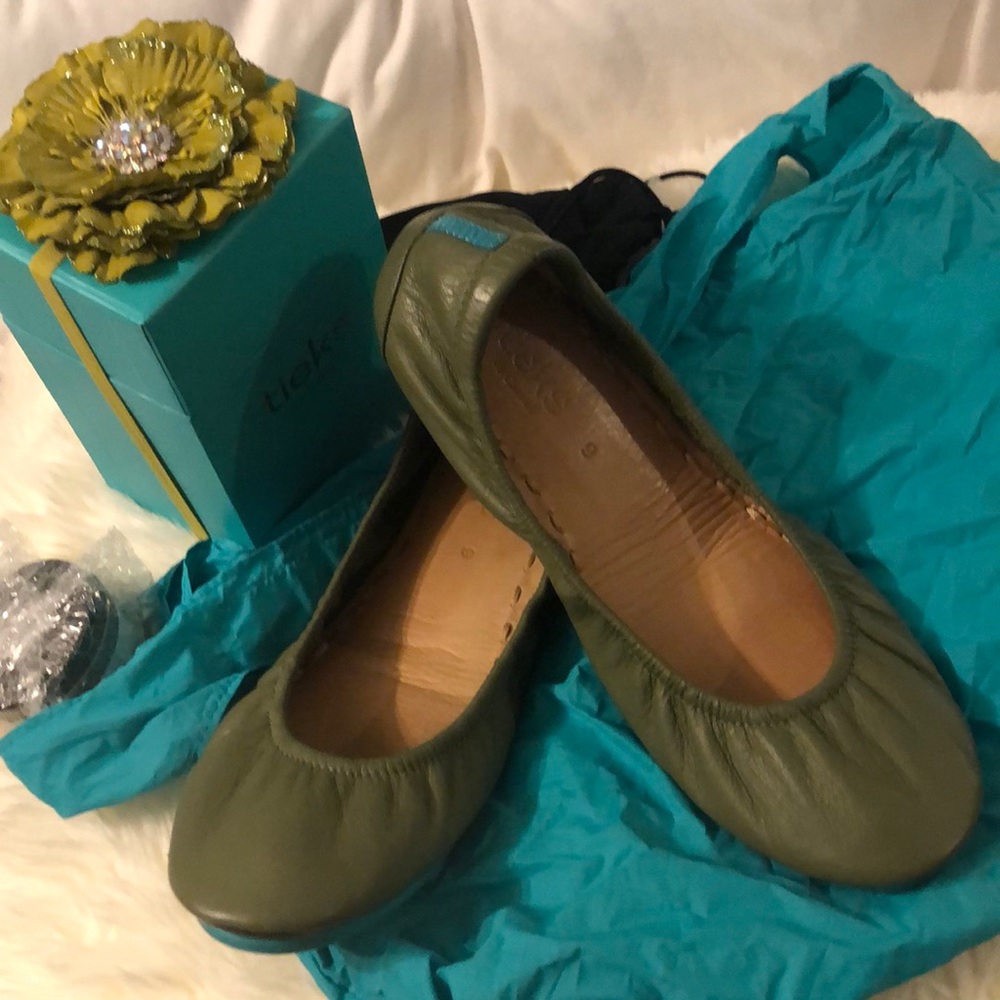 Tieks Olive leather flats w/Box, Flower, bonus TARRAGO 34 olive cream, both bags